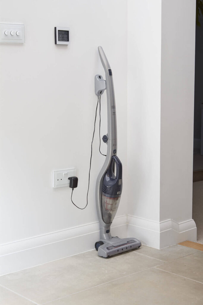 Пылесос аккумуляторний (электровеник) BLACK+DECKER SVB520JW SVB520JW - Изображение 2