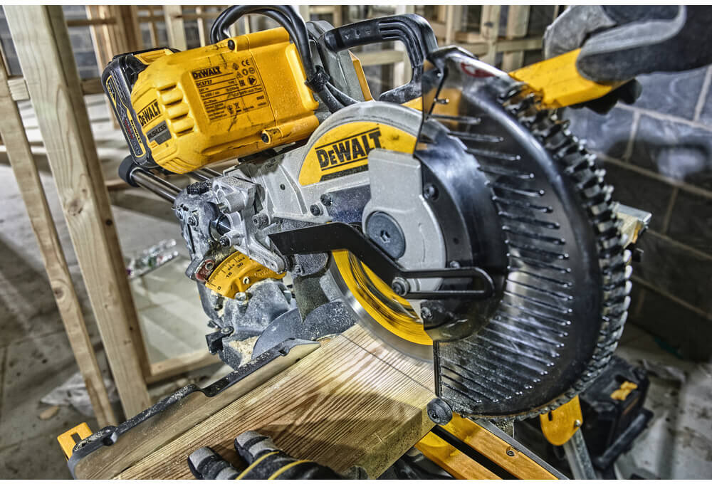 Пила торцювальна акумуляторна безщіткова DeWALT DCS727N - Изображение 7