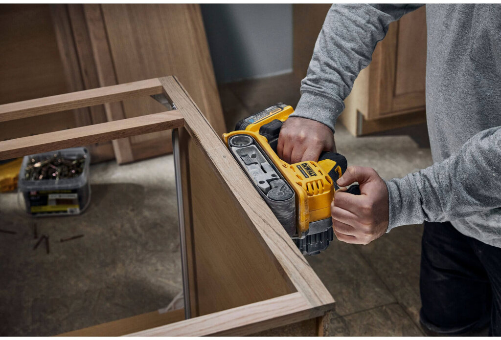 Шлифмашина ленточная аккумуляторная бесщёточная DeWALT DCW220N DCW220N - Изображение 8