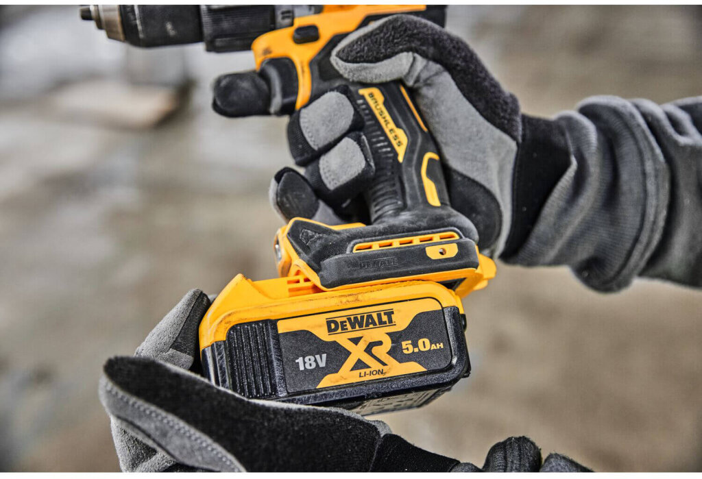 Дрель-шуруповёрт аккумуляторная бесщёточная ударная DeWALT DCD805P2T - Изображение 4