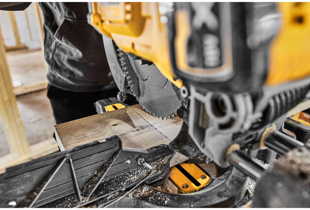 Пила торцовочная аккумуляторная бесщёточна DeWALT DCS781N DCS781N - Изображение 26